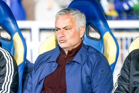 José Mourinho, treinador do Benfica, no banco no encontro com o Estoril