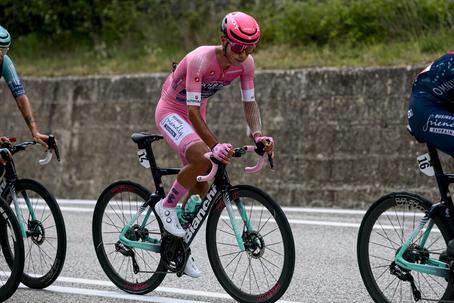 Giro: Afonso Eulálio luta, sofre, mas perde a camisola rosa