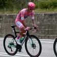 Giro: Afonso Eulálio luta, sofre, mas perde a camisola rosa