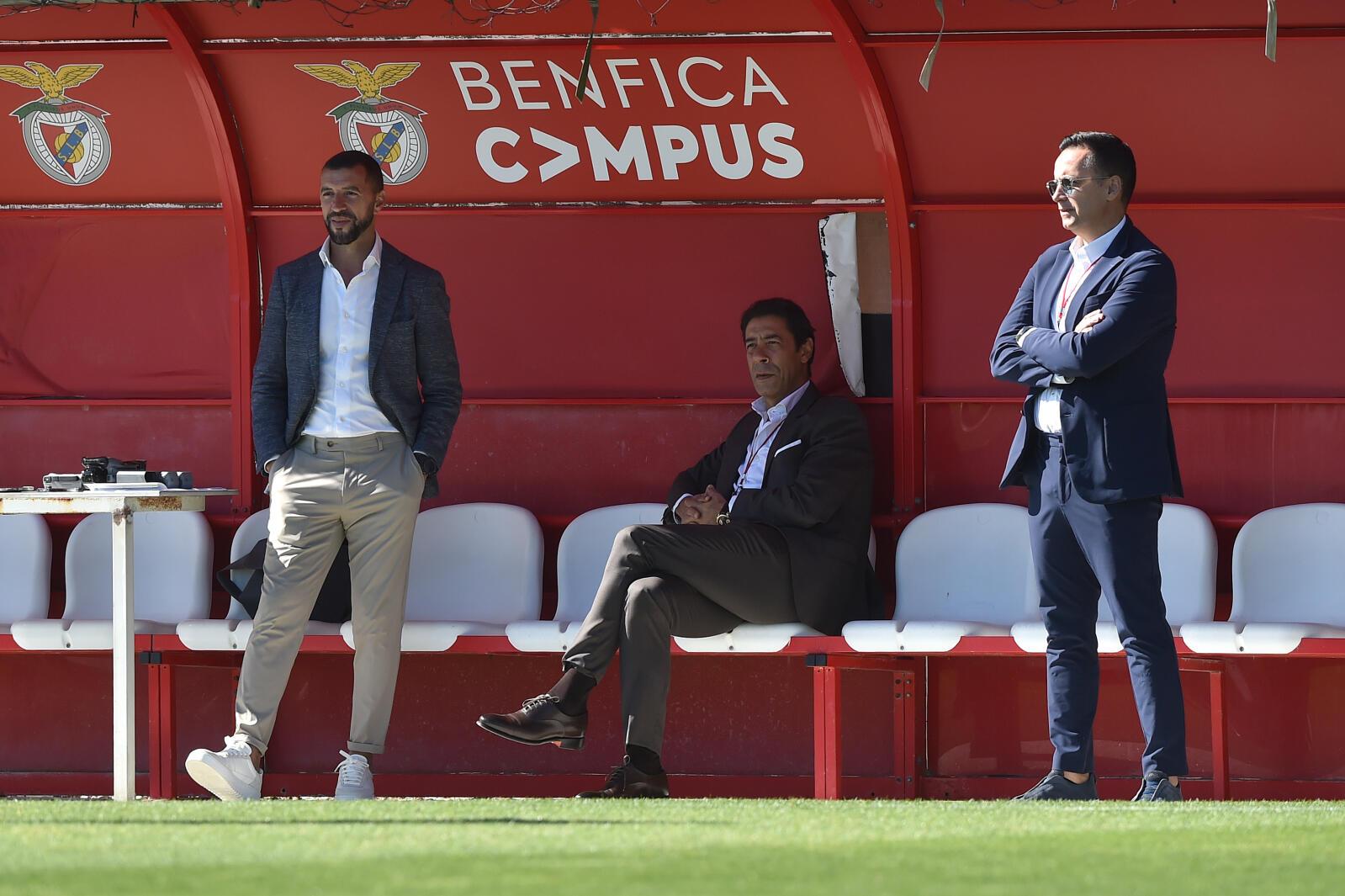 Simão Sabrosa, Rui Costa e Mário Branco, respetivamente diretor-técnico, presidente e diretor-geral do Benfica (foto: Miguel Nunes)