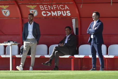 Simão Sabrosa, Rui Costa e Mário Branco, respetivamente diretor-técnico, presidente e diretor-geral do Benfica (foto: Miguel Nunes)