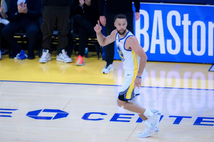 Stephen Curry vai para a 18.ª temporada na NBA