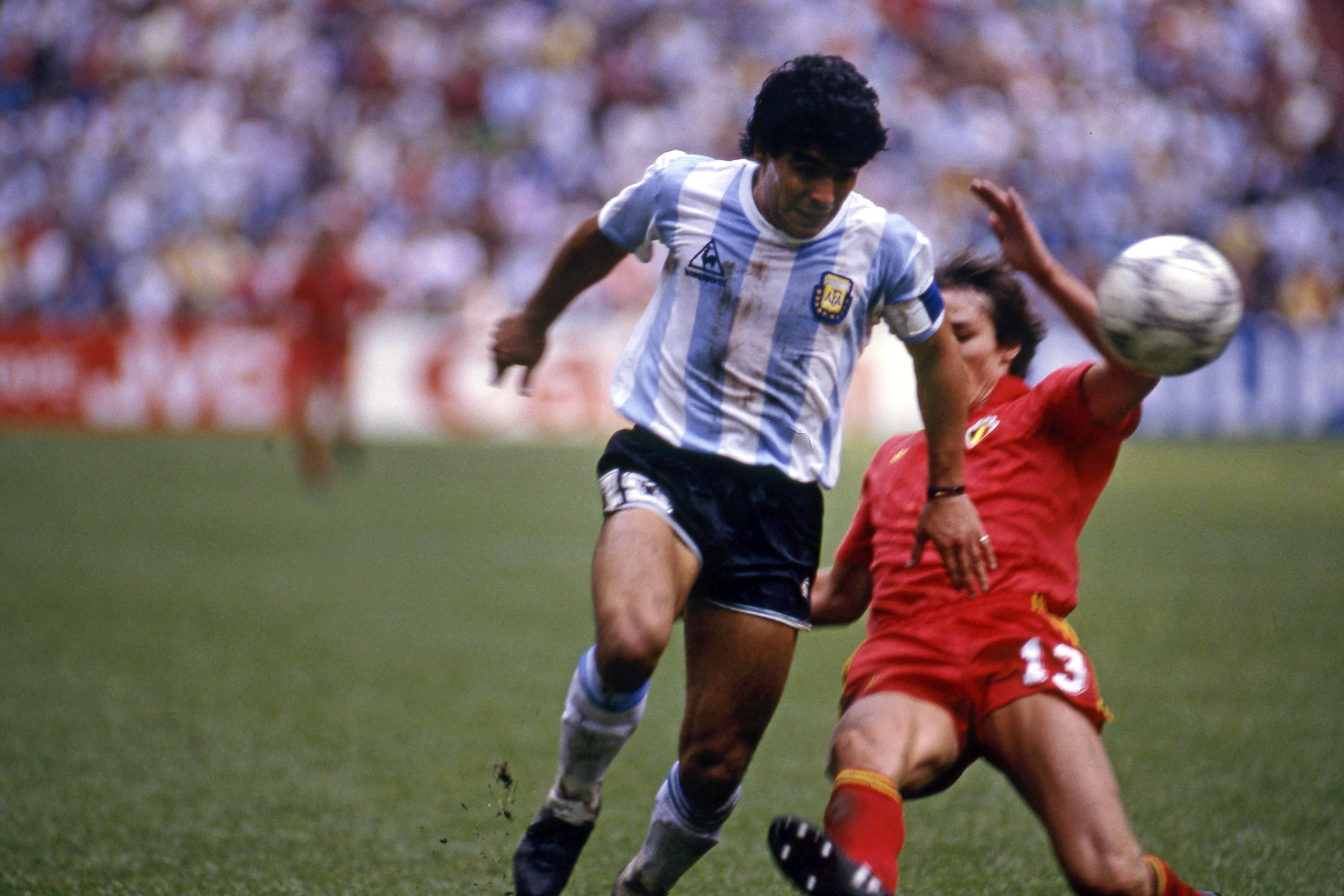 Diego Armando Maradona bisou pela Argentina diante da Bélgica (2-0)