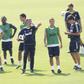 Mourinho com Van der Vaart ao lado