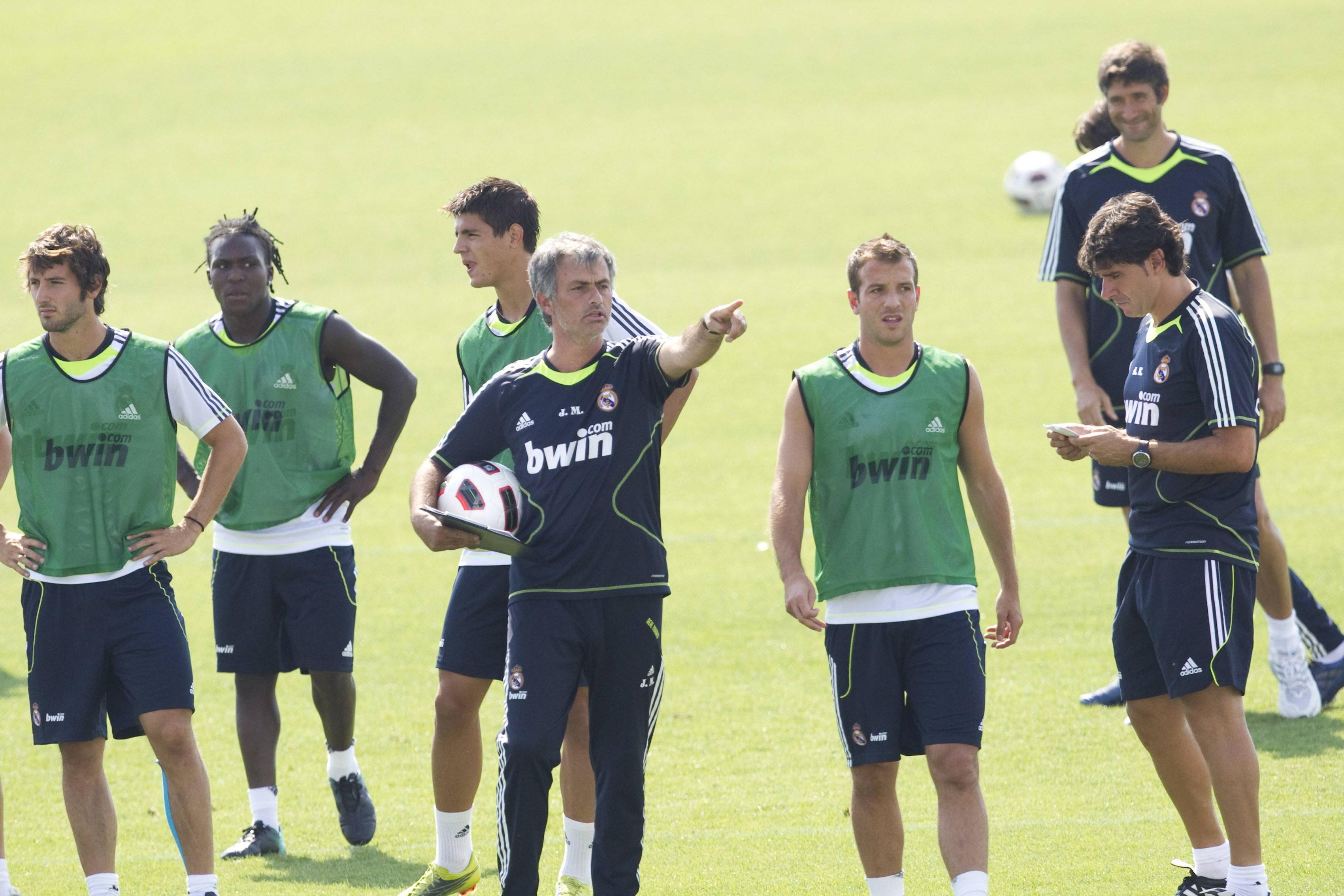 Mourinho com Van der Vaart ao lado