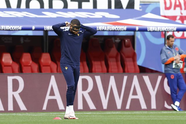 França garante que Mbappé já se habituou à máscara