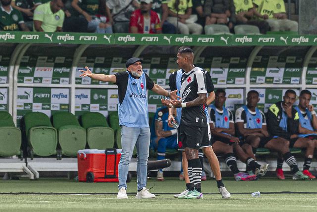 Vasco da Gama goleia após saída de Álvaro Pacheco