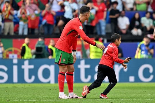 Quatro! Quatro invasões de campo e um momento de ternura de Ronaldo