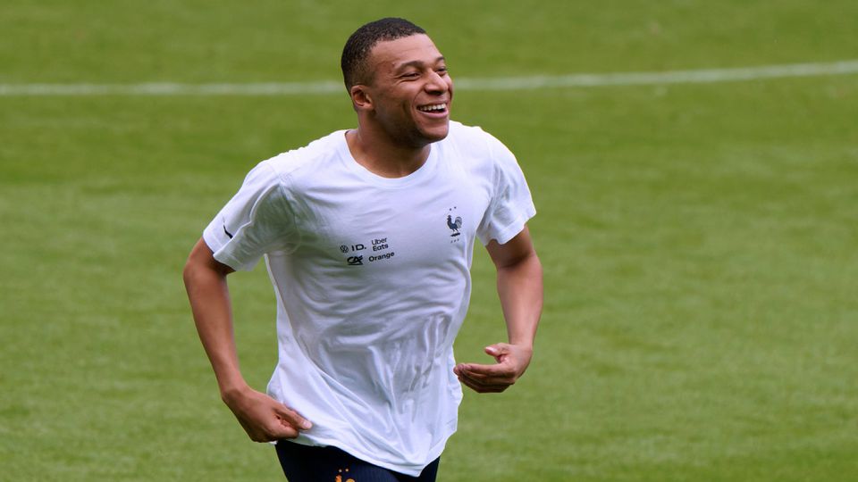 Mbappé tirou foto com família de Ronaldo