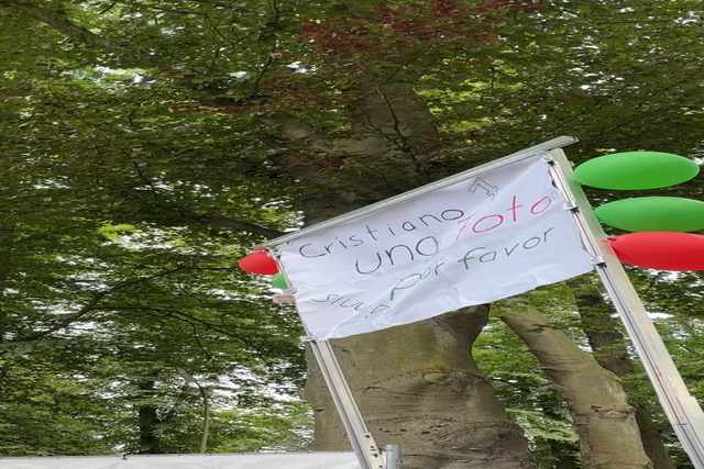 «Ronaldoooo!» Mais um dia de romaria ao hotel da Seleção