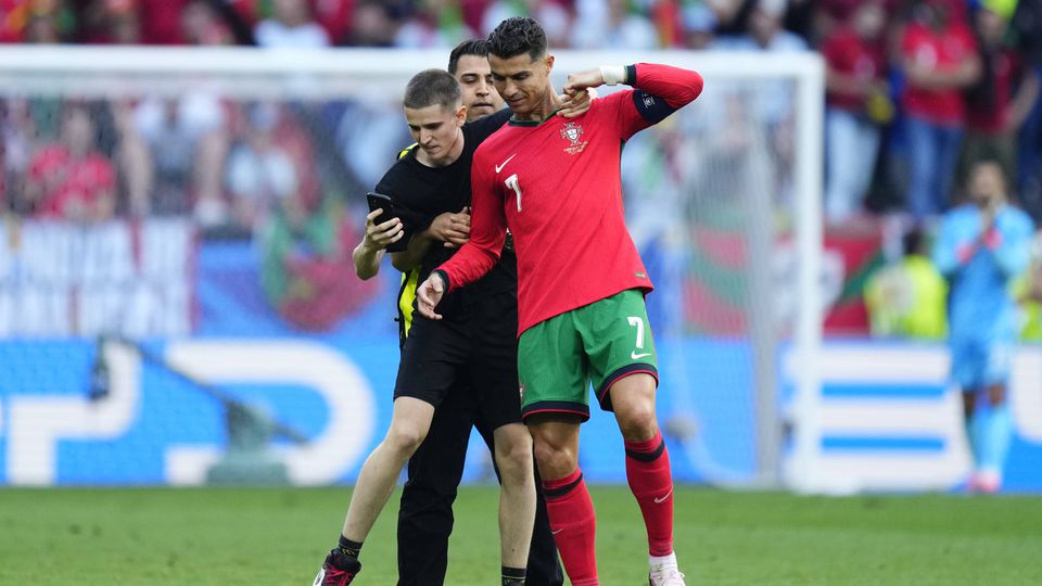Vídeo: A intensa reação de Ronaldo a uma das invasões de campo