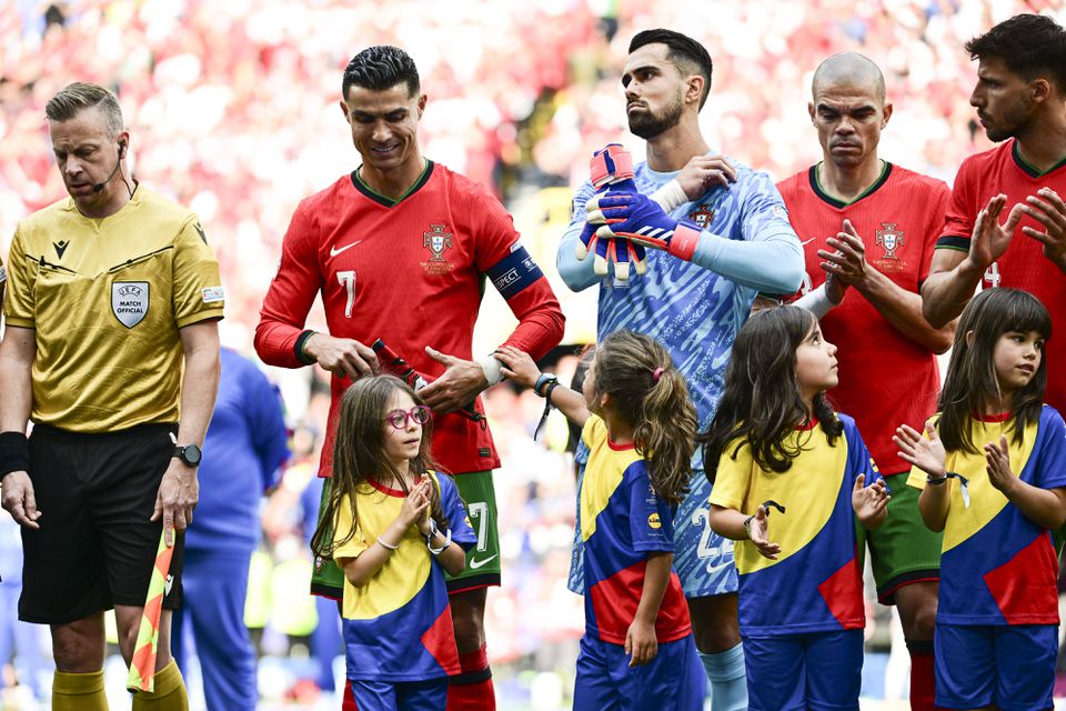 Fotos e vídeo: A emoção da mascote portuguesa com Ronaldo