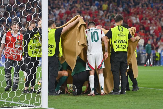 Arrepiante: jogador da Hungria choca com guarda-redes e perde os sentidos