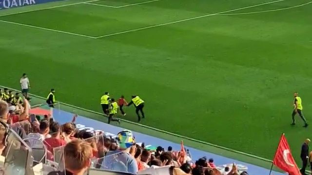 A criança de 10 anos que invadiu o Turquia-Portugal para abraçar CR7