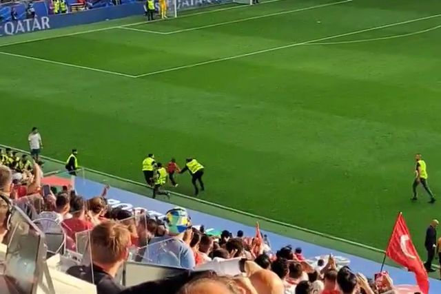 A criança de 10 anos que invadiu o Turquia-Portugal para abraçar CR7