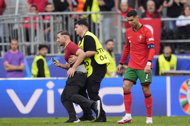 Invasões de campo no jogo de Portugal obrigam UEFA a reforçar medidas