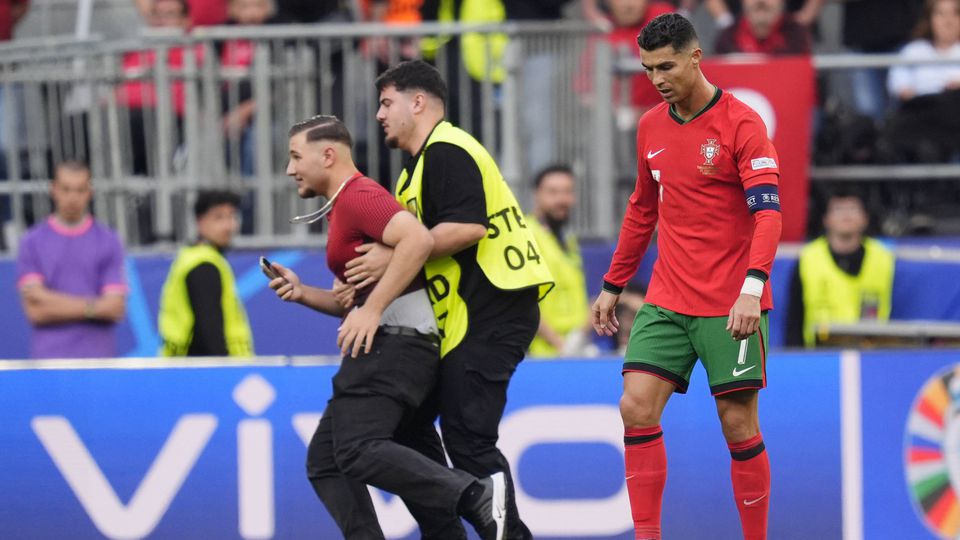 Invasões de campo no jogo de Portugal obrigam UEFA a reforçar medidas