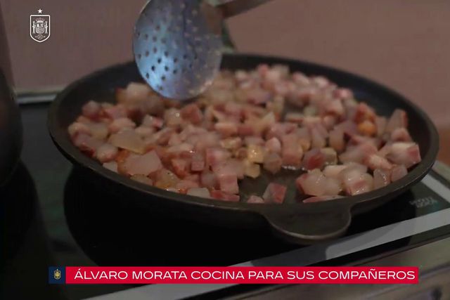 Morata mete a mão na massa (literalmente)