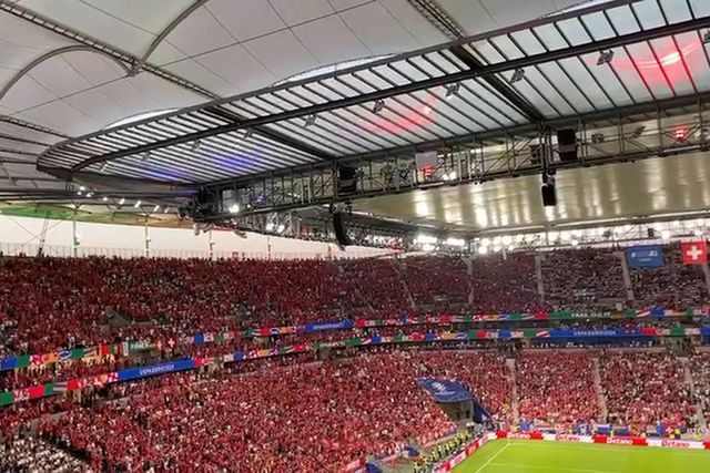 A festa dos adeptos suíços depois do golo