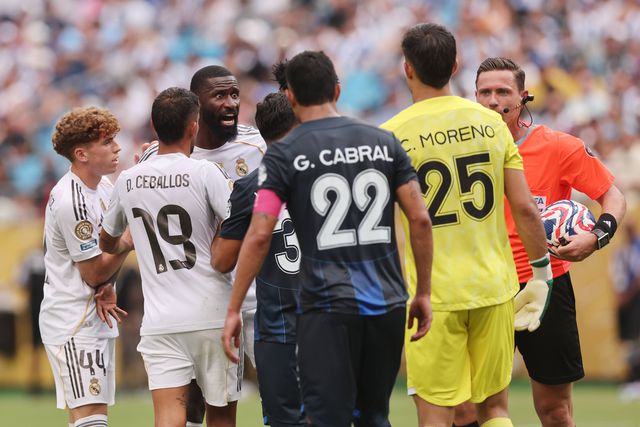 Antonio Rudiger numa discussão cpm Gustavo Cabral (IMAGO)