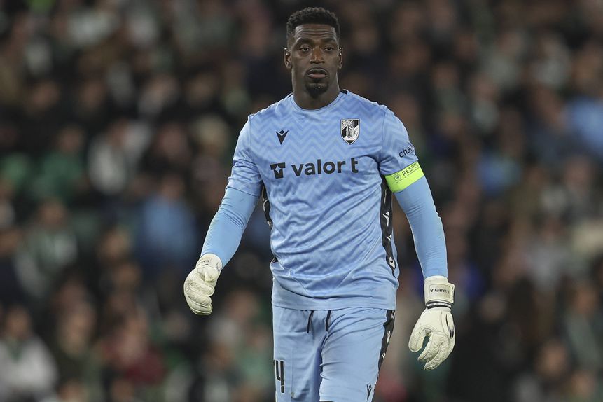 Guarda-redes esteve com um pé na Turquia, mas futuro pode passar pela permanência nos vitorianos