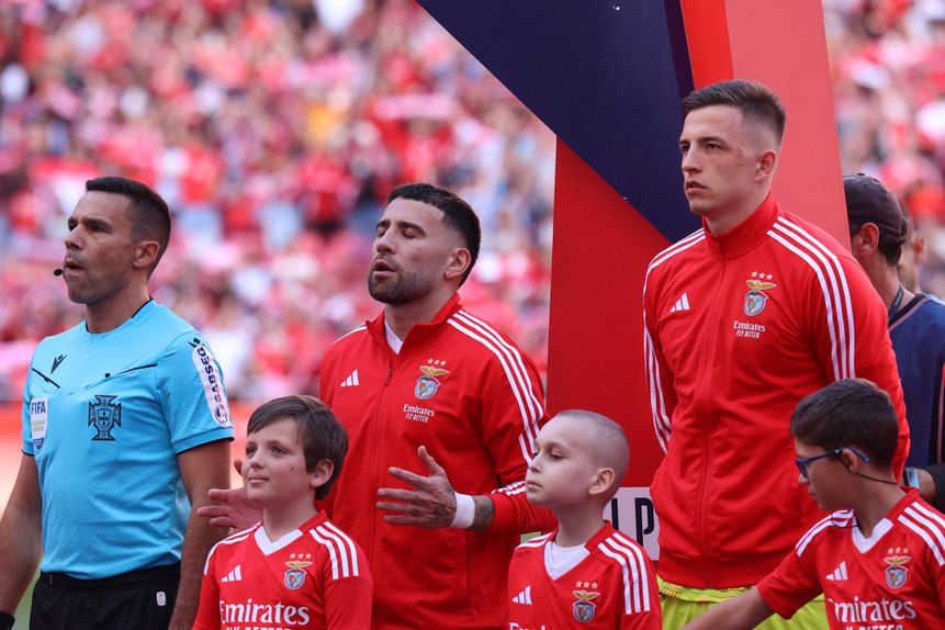 Anatoliy Trubin e Nicolás Otamendi Foto: IMAGO