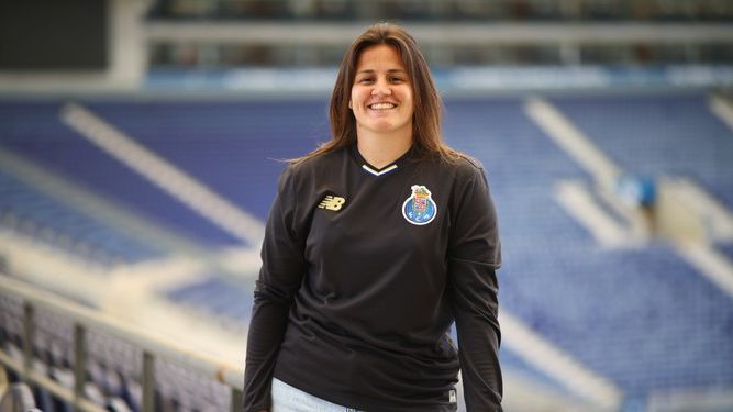 Tatiana Beleza confessa-se extremamente orgulhosa por poder continuar de azul e branco (Foto: FC Porto)