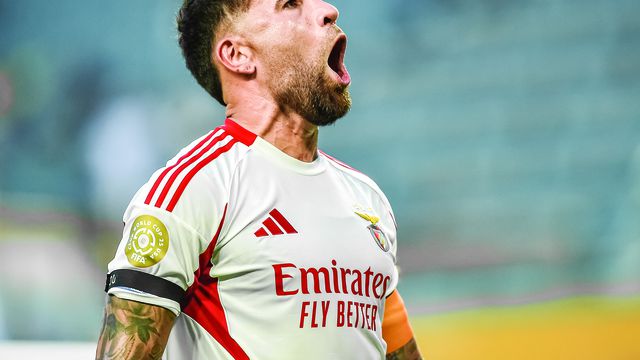 Nicolás Otamendi, central e capitão do Benfica, exulta após o golo apontado ao Boca Juniors que deu o empate a dois golos no jogo inaugural dos encarnados no Mundial de Clubes