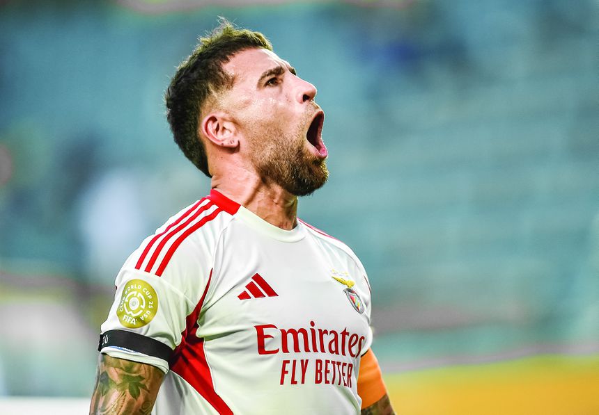 Nicolás Otamendi, central e capitão do Benfica, exulta após o golo apontado ao Boca Juniors que deu o empate a dois golos no jogo inaugural dos encarnados no Mundial de Clubes