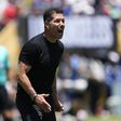 Diego Simeone, treinador do Atlético Madrid, frustrado com a equipa de arbitragem