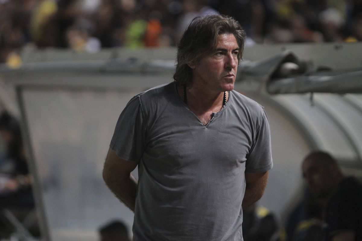 Sem medo da guerra, Ricardo Sá Pinto está de volta ao Irão