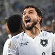 Alex Telles festeja apuramento do Botafogo: «Para quem ia conhecer o Mickey...»