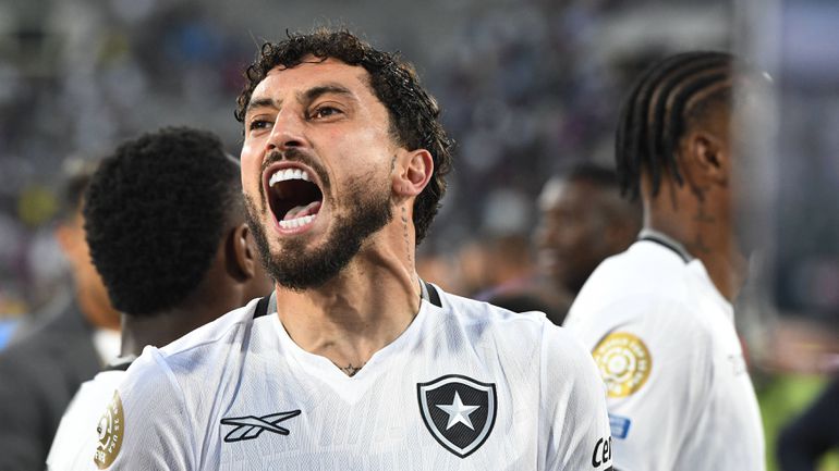 Alex Telles festeja apuramento do Botafogo: «Para quem ia conhecer o Mickey...»