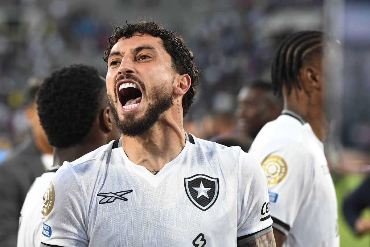 Alex Telles festeja apuramento do Botafogo: «Para quem ia conhecer o Mickey...»