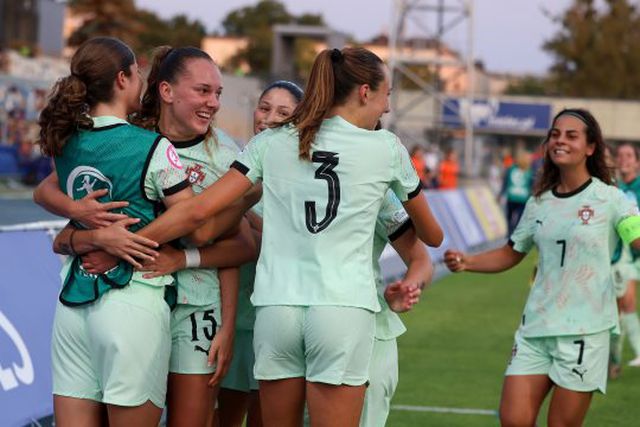 Jogadoras da Seleção sub-19 celebram a vitória sobre os Países Baixos, que valeu a qualificação para as meias-finais