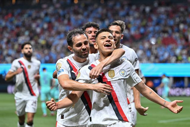 Echeverri fez um dos golos do Man. City contra o Al Ain e festejou com Bernardo Silva e Matheus Nunes (IMAGO)