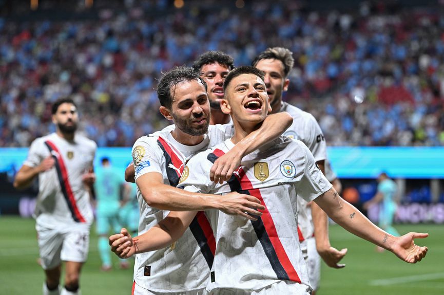 Echeverri fez um dos golos do Man. City contra o Al Ain e festejou com Bernardo Silva e Matheus Nunes (IMAGO)