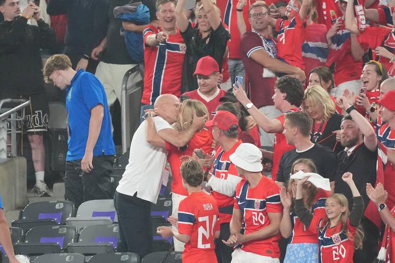 Stale Solbakken correu para a bancada para abraçar a mulher - Imago