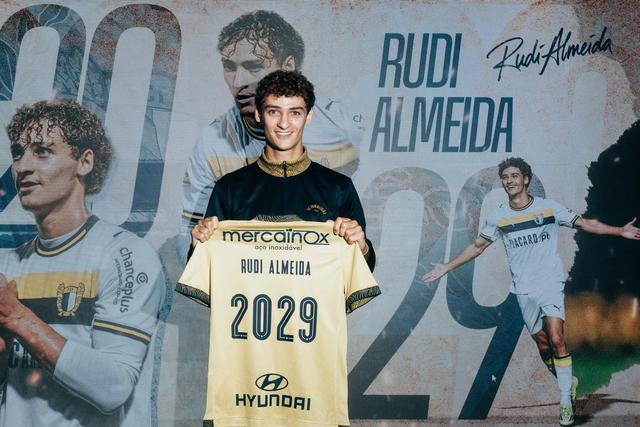 Rudi Almeida destacou-se na formação e nos sub-23 do Famalicão e fica agora ligado aos minhotos até 2029 — Foto: Famalicão