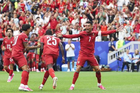 Cristiano Ronaldo liderou a vitória segura de Portugal - Foto: EPA/MIGUEL A. LOPES