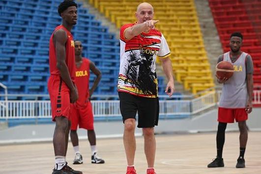 Pep Clarós ultima preparação da seleção de basquetebol de Angola