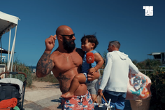 Tem Portugal tatuado na pele e a mãe fez «uma semana só de comida portuguesa»