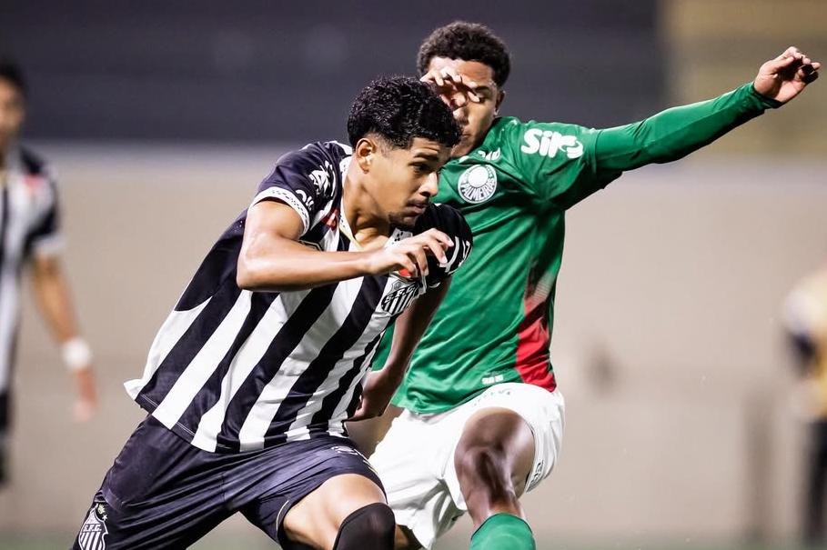 João Ananias, 17 anos, defesa-central do Santos — Foto: joaoananias07/Instagram