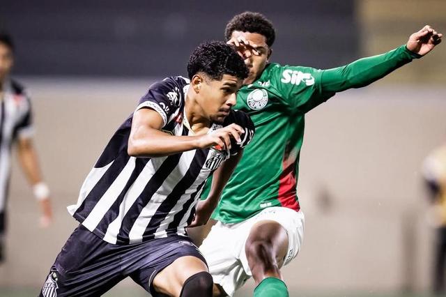 João Ananias, 17 anos, defesa-central do Santos — Foto: joaoananias07/Instagram