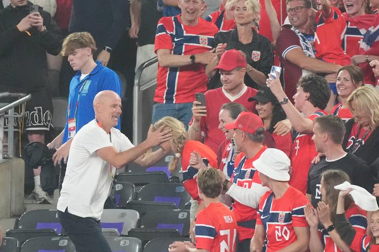 Stale Solbakken correu para a bancada para abraçar a mulher - Imago