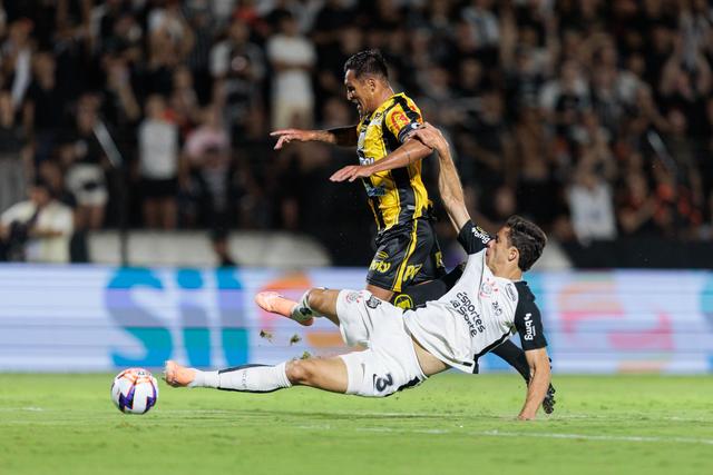 Robson marcou os dois golos do Novorizontino frente ao Ponte Preta