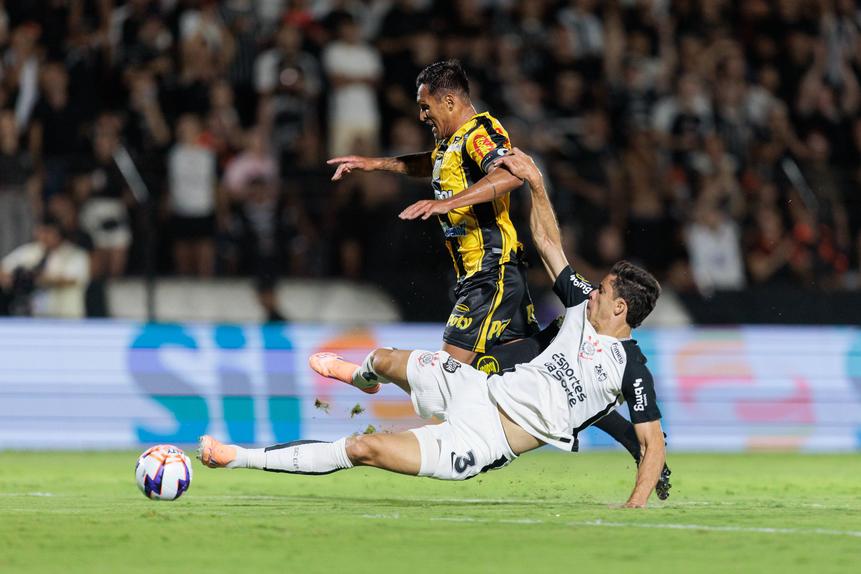 Robson marcou os dois golos do Novorizontino frente ao Ponte Preta