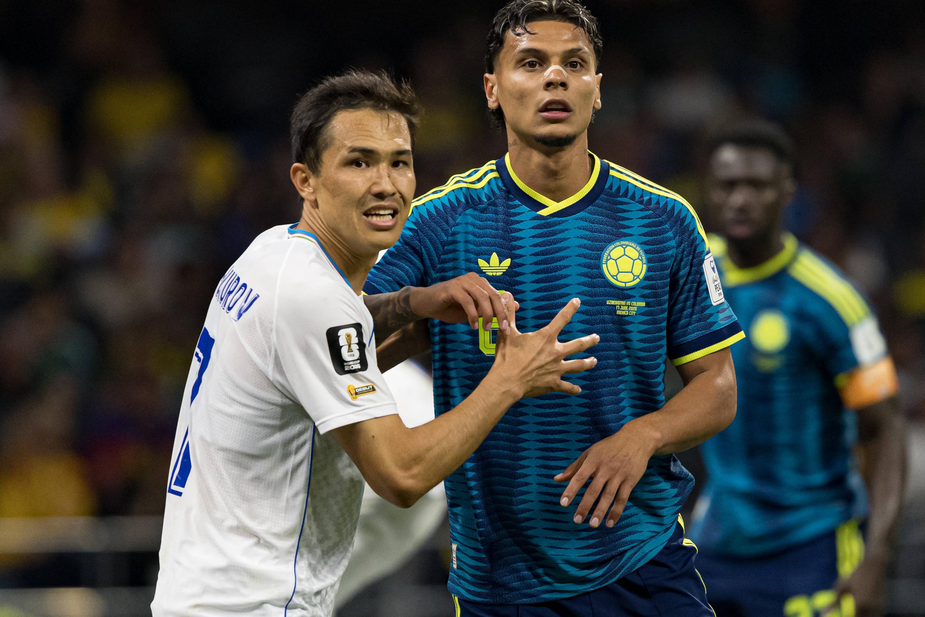 Shukorov e Ríos, no jogo entre Uzbequistão e Colômbia, na Cidade do México, da primeira jornada do Mundial — Foto: IMAGO
