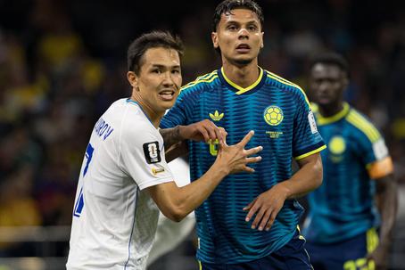 Shukorov e Ríos, no jogo entre Uzbequistão e Colômbia, na Cidade do México, da primeira jornada do Mundial — Foto: IMAGO