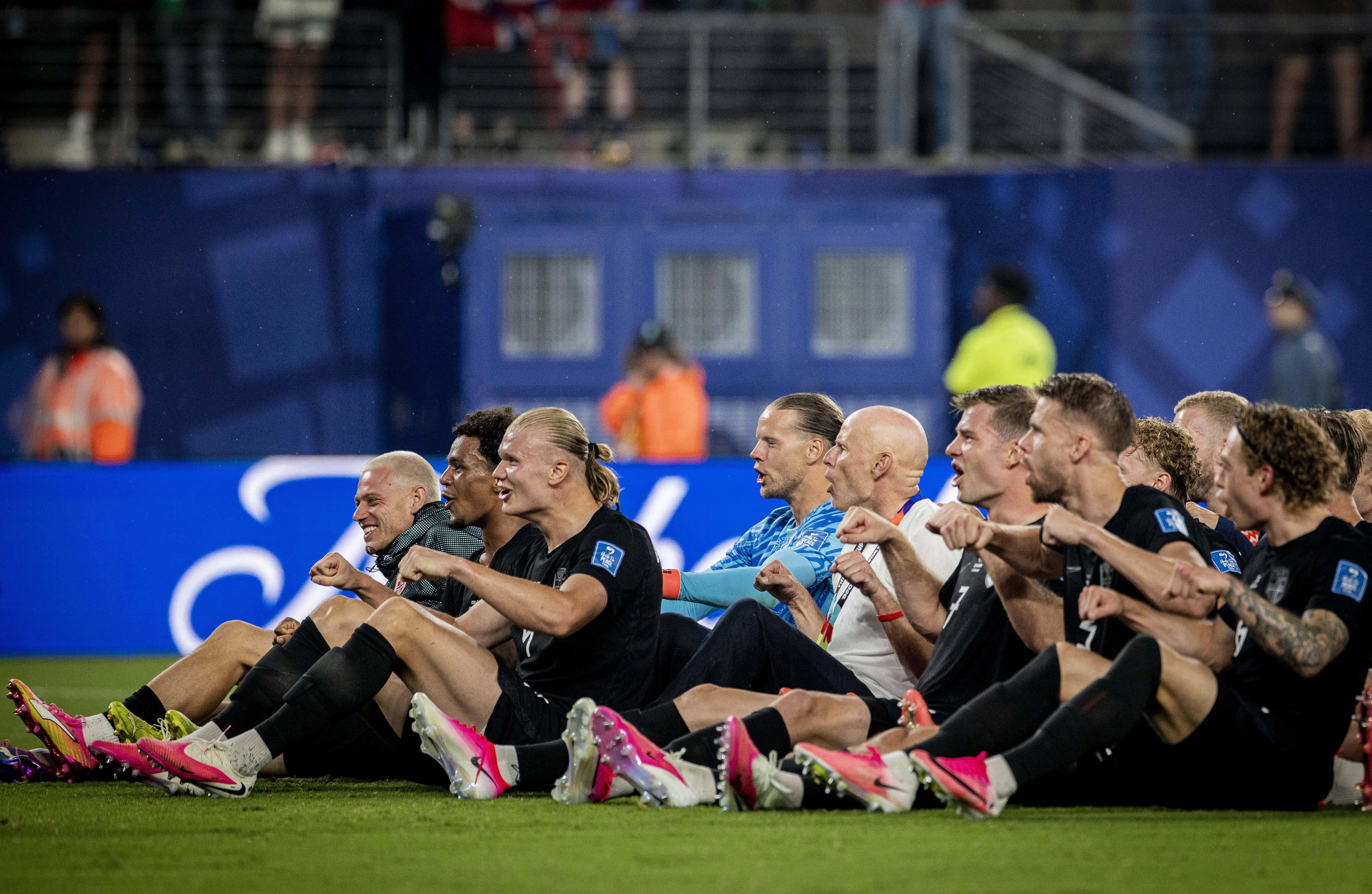 Jogadores fazem remada viking - As melhores imagens do Noruega-Senegal